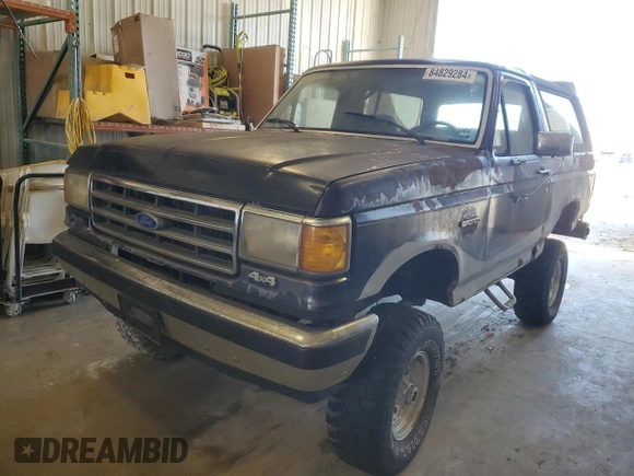 1990 Ford Bronco Custom z VIN 1FMEU15H7LLB32721, wystawiony jako Copart lot #84829284 z przebiegiem 171 424 mil mil oraz Czysty tytuł • Clean title. Historia ofert i sprzedaży dostępna na DreamBid. Obrazek 1.