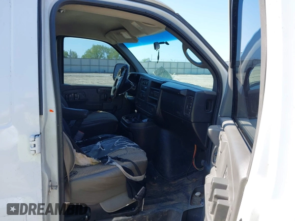2009 Chevrolet Express Cargo Van with VIN 1GCGG25C791125061, listed as a IAAI auction lot 42131397 with 247,397 mi miles. Bid and sale history available at carsss.com. Image 5.
