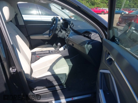 2024 Audi Q3 S line Premium z VIN WA1DECF35R1095131, wystawiony jako IAAI lot #42313681 z przebiegiem 31 510 mil mil oraz . Historia ofert i sprzedaży dostępna na DreamBid. Obrazek 5.