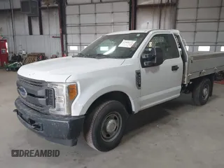 2017 Ford F-250 XL z VIN 1FDBF2A60HEC99876, wystawiony jako IAAI lot #42468271 z przebiegiem 81 478 mil mil oraz . Historia ofert i sprzedaży dostępna na DreamBid. Obrazek 2.