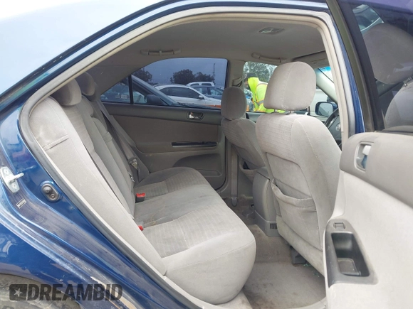2005 Toyota Camry STD z VIN 4T1BE32K55U084967, wystawiony jako IAAI lot #42138311 z przebiegiem 272 779 mil mil oraz . Historia ofert i sprzedaży dostępna na DreamBid. Obrazek 8.