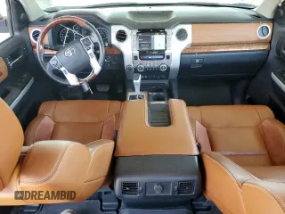 2021 Toyota Tundra Platinum z VIN 5TFAY5F14MX963197, wystawiony jako Copart lot #56002725 z przebiegiem 84 941 mil mil oraz Szkoda całkowita • Salvage title. Historia ofert i sprzedaży dostępna na DreamBid. Obrazek 8.