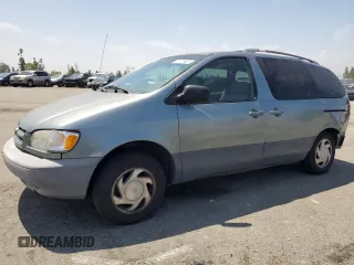 2000 Toyota Sienna LE with VIN 4T3ZF13C5YU317510, listed as a Copart auction lot 61075635 with 251,797 mi miles and Salvage title. Bid and sale history available at DreamBid. Image 1.