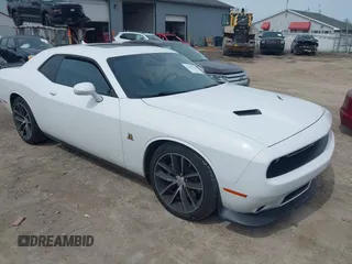 2016 Dodge Challenger R/T Scat Pack z VIN 2C3CDZFJ2GH263624, wystawiony jako IAAI lot #41998240 z przebiegiem 51 784 mil mil oraz . Historia ofert i sprzedaży dostępna na DreamBid. Obrazek 1.
