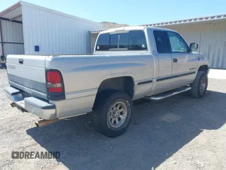 1998 Dodge 1500 z VIN 1B7HF13YXWJ203604, wystawiony jako IAAI lot #42408086 z przebiegiem 257 012 mil mil oraz . Historia ofert i sprzedaży dostępna na DreamBid. Obrazek 4.