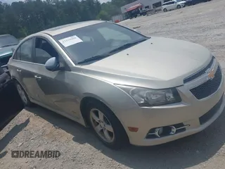 2014 Chevrolet Cruze 1LT z VIN 1G1PC5SB5E7482831, wystawiony jako IAAI lot #42438860 z przebiegiem 145 007 mil mil oraz . Historia ofert i sprzedaży dostępna na DreamBid. Obrazek 1.