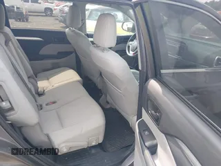 2018 Toyota Highlander LE z VIN 5TDBZRFH3JS841728, wystawiony jako IAAI lot #42424705 z przebiegiem 93 473 mil mil oraz . Historia ofert i sprzedaży dostępna na DreamBid. Obrazek 8.