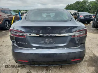 2017 Tesla Model S 60 z VIN 5YJSA1E18HF193461, wystawiony jako Copart lot #61040785 z przebiegiem 99 100 mil mil oraz Szkoda całkowita • Salvage title. Historia ofert i sprzedaży dostępna na DreamBid. Obrazek 6.