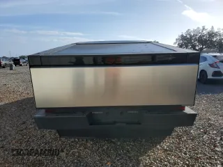 2024 Tesla Cybertruck z VIN 7G2CEHED8RA029232, wystawiony jako Copart lot #84401444 z przebiegiem Nie podano mil oraz Szkoda całkowita • Salvage title. Historia ofert i sprzedaży dostępna na DreamBid. Obrazek 6.