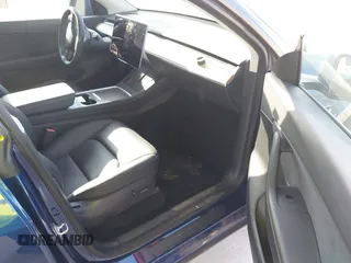 2022 Tesla Model Y Long Range z VIN 7SAYGAEE2NF364733, wystawiony jako IAAI lot #42290231 z przebiegiem 33 907 mil mil oraz . Historia ofert i sprzedaży dostępna na DreamBid. Obrazek 5.