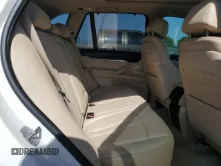2014 BMW X5 xDrive50i z VIN 5UXKR6C55E0C03032, wystawiony jako Copart lot #57274505 z przebiegiem 107 963 mil mil oraz Czysty tytuł • Clean title. Historia ofert i sprzedaży dostępna na DreamBid. Obrazek 11.