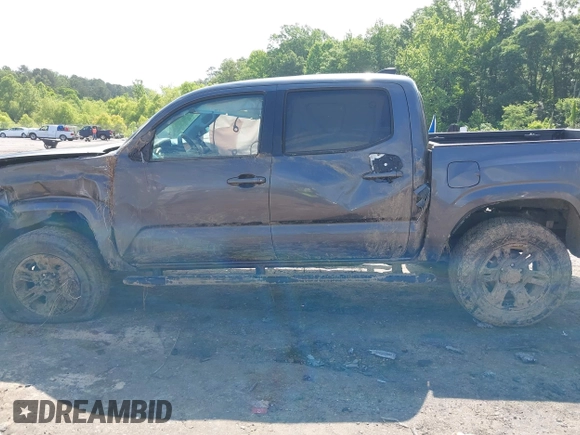 2022 Toyota Tacoma SR z VIN 3TYAX5GN5NT046897, wystawiony jako IAAI lot #42253604 z przebiegiem 69 246 mil mil oraz . Historia ofert i sprzedaży dostępna na DreamBid. Obrazek 14.