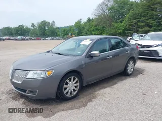 2011 Lincoln MKZ z VIN 3LNHL2GC1BR760958, wystawiony jako IAAI lot #42423731 z przebiegiem 131 602 mil mil oraz . Historia ofert i sprzedaży dostępna na DreamBid. Obrazek 2.
