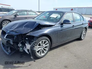 2016 BMW 3 Series 320i xDrive z VIN WBA8A3C50GK689560, wystawiony jako IAAI lot #41761594 z przebiegiem 86 453 mil mil oraz . Historia ofert i sprzedaży dostępna na DreamBid. Obrazek 2.