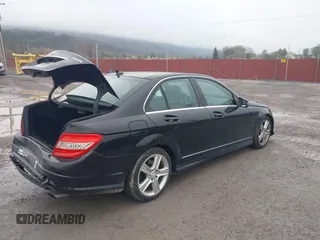 2010 Mercedes-Benz C 300 Sport z VIN WDDGF8BB0AF441321, wystawiony jako IAAI lot #42021660 z przebiegiem 143 888 mil mil oraz . Historia ofert i sprzedaży dostępna na DreamBid. Obrazek 4.
