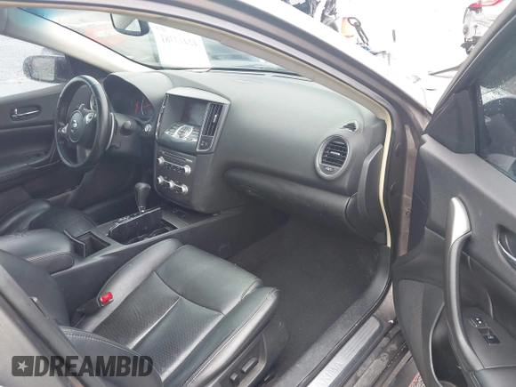 2014 Nissan Maxima S z VIN 1N4AA5AP2EC455230, wystawiony jako IAAI lot #42413381 z przebiegiem 182 766 mil mil oraz . Historia ofert i sprzedaży dostępna na DreamBid. Obrazek 5.