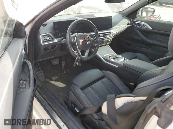 2024 BMW 4 Series 430i z VIN WBA23AT04RCN54796, wystawiony jako Copart lot #87837505 z przebiegiem 24 341 mil mil oraz Szkody całkowita. Historia ofert i sprzedaży dostępna na DreamBid. Obrazek 8.