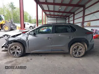 2023 Toyota bZ4X XLE z VIN JTMABACA6PA029144, wystawiony jako IAAI lot #42245153 z przebiegiem Nie podano mil oraz . Historia ofert i sprzedaży dostępna na DreamBid. Obrazek 13.