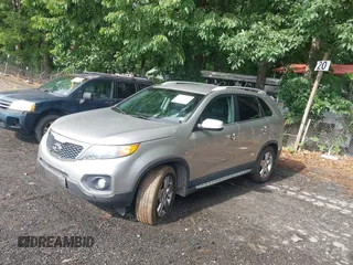 2013 Kia Sorento EX с VIN 5XYKU3A62DG371176, выставлен на аукционе IAAI как лот 42469423 с пробегом 199 505 миль миль и . История ставок и продаж доступна на DreamBid. Изображение 17.