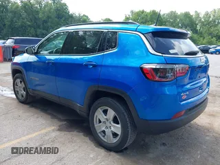 2022 Jeep Compass Latitude z VIN 3C4NJDBB6NT175193, wystawiony jako IAAI lot #42503821 z przebiegiem 58 934 mil mil oraz . Historia ofert i sprzedaży dostępna na DreamBid. Obrazek 3.