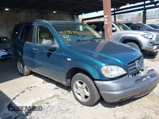 1998 Mercedes-Benz M-Class with VIN 4JGAB54E0WA024864, listed as a IAAI auction lot 39138301 with 200,546 mi miles. Bid and sale history available at carsss.com. Image 1.