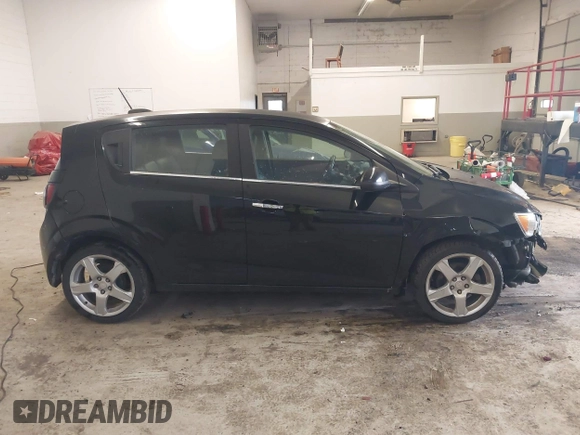 2016 Chevrolet Sonic LTZ z VIN 1G1JE6SB3G4150803, wystawiony jako IAAI lot #42007951 z przebiegiem 124 811 mil mil oraz . Historia ofert i sprzedaży dostępna na DreamBid. Obrazek 13.