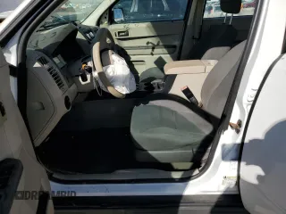 2008 Ford Escape XLS with VIN 1FMCU92Z98KE09756, listed as a Copart auction lot 42639645 with 156,859 mi miles and Salvage title. Bid and sale history available at DreamBid. Image 7.