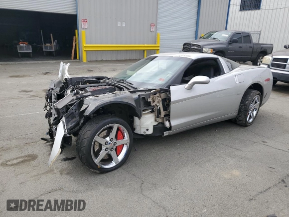 2008 Chevrolet Corvette z VIN 1G1YY26W685116510, wystawiony jako Copart lot #55888895 z przebiegiem Nie podano mil oraz Szkoda całkowita • Salvage title. Historia ofert i sprzedaży dostępna na DreamBid. Obrazek 1.