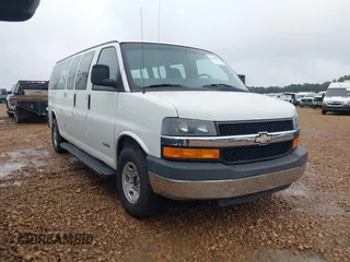 2003 Chevrolet Express Passenger z VIN 1GAHG39U231113283, wystawiony jako IAAI lot #42489585 z przebiegiem 102 467 mil mil oraz . Historia ofert i sprzedaży dostępna na DreamBid. Obrazek 1.
