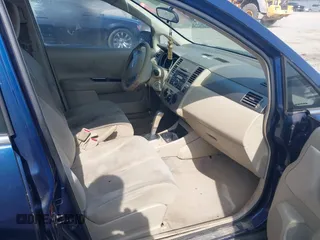 2008 Nissan Versa S z VIN 3N1BC11E88L387270, wystawiony jako IAAI lot #42170127 z przebiegiem 133 555 mil mil oraz . Historia ofert i sprzedaży dostępna na DreamBid. Obrazek 5.