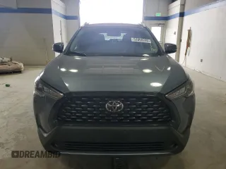 2024 Toyota Corolla Cross LE z VIN 7MUBAABG7RV106693, wystawiony jako Copart lot #53959255 z przebiegiem 25 874 mil mil oraz Szkoda całkowita • Salvage title. Historia ofert i sprzedaży dostępna na DreamBid. Obrazek 5.