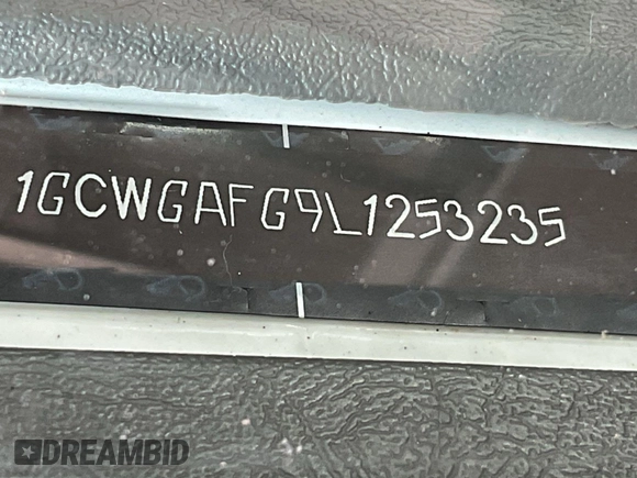 2020 Chevrolet Express Cargo z VIN 1GCWGAFG9L1253235, wystawiony jako IAAI lot #42580142 z przebiegiem 77 857 mil mil oraz . Historia ofert i sprzedaży dostępna na DreamBid. Obrazek 14.