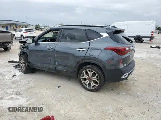 2021 Kia Seltos SX z VIN KNDETCA27M7203303, wystawiony jako Copart lot #48563105 z przebiegiem 51 176 mil mil oraz Nie do naprawy • Non repairable. Historia ofert i sprzedaży dostępna na DreamBid. Obrazek 2.