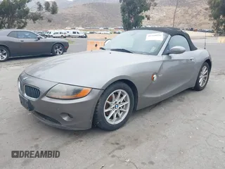 2004 BMW Z4 2.5i z VIN 4USBT33594LS50182, wystawiony jako IAAI lot #42560956 z przebiegiem 118 896 mil mil oraz . Historia ofert i sprzedaży dostępna na DreamBid. Obrazek 2.