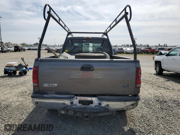2005 Ford F-250 XL z VIN 1FTSW21P55EC86436, wystawiony jako Copart lot #48553635 z przebiegiem 172 583 mil mil oraz Szkoda całkowita • Salvage title. Historia ofert i sprzedaży dostępna na DreamBid. Obrazek 6.