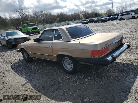 1983 Mercedes-Benz 380 SL z VIN WDBBA45AXDB020618, wystawiony jako Copart lot #49071775 z przebiegiem 111 064 mil mil oraz Czysty tytuł • Clean title. Historia ofert i sprzedaży dostępna na DreamBid. Obrazek 2.