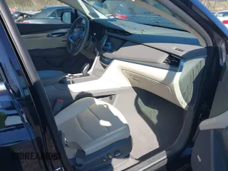 2021 Cadillac XT5 FWD Premium Luxury z VIN 1GYKNCRS2MZ141440, wystawiony jako IAAI lot #41874409 z przebiegiem 76 911 mil mil oraz . Historia ofert i sprzedaży dostępna na DreamBid. Obrazek 5.