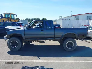 1990 Toyota Pickup SR5 z VIN JT4VN13G7L5019822, wystawiony jako IAAI lot #42194555 z przebiegiem 255 628 mil mil oraz . Historia ofert i sprzedaży dostępna na DreamBid. Obrazek 15.