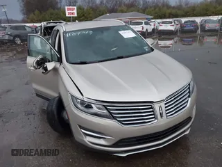 2017 Lincoln MKC Select z VIN 5LMCJ2C99HUL63006, wystawiony jako IAAI lot #41897413 z przebiegiem 76 202 mil mil oraz . Historia ofert i sprzedaży dostępna na DreamBid. Obrazek 1.