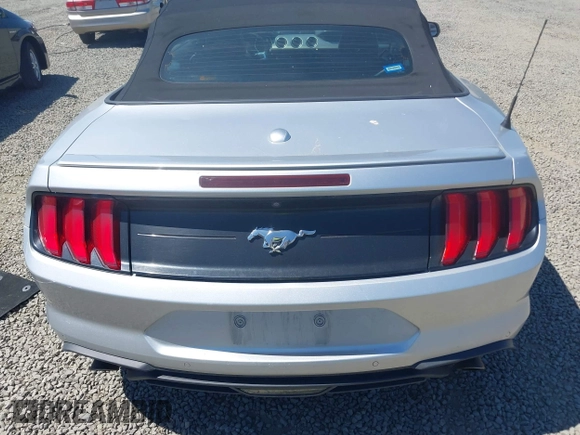 2018 Ford Mustang EcoBoost Premium z VIN 1FATP8UH9J5110286, wystawiony jako IAAI lot #42632454 z przebiegiem 60 355 mil mil oraz . Historia ofert i sprzedaży dostępna na DreamBid. Obrazek 16.