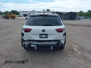 2022 Volkswagen Tiguan SE R-Line Black z VIN 3VVCB7AX8NM105497, wystawiony jako IAAI lot #42506294 z przebiegiem 29 821 mil mil oraz . Historia ofert i sprzedaży dostępna na DreamBid. Obrazek 6.