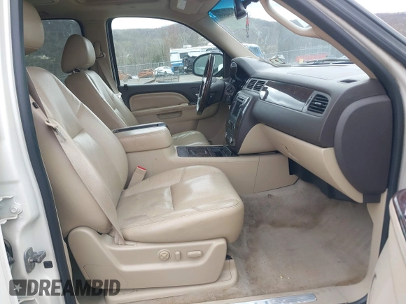 2011 GMC Yukon XL Denali z VIN 1GKS2MEF7BR271728, wystawiony jako IAAI lot #42050555 z przebiegiem 251 752 mil mil oraz . Historia ofert i sprzedaży dostępna na DreamBid. Obrazek 5.