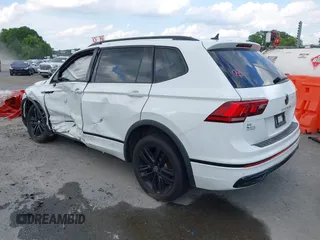 2022 Volkswagen Tiguan SE R-Line Black z VIN 3VVCB7AX3NM009759, wystawiony jako IAAI lot #39075158 z przebiegiem 51 572 mil mil oraz . Historia ofert i sprzedaży dostępna na DreamBid. Obrazek 3.