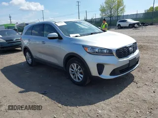 2019 Kia Sorento LX z VIN 5XYPGDA51KG571442, wystawiony jako IAAI lot #42092499 z przebiegiem 152 027 mil mil oraz . Historia ofert i sprzedaży dostępna na DreamBid. Obrazek 1.
