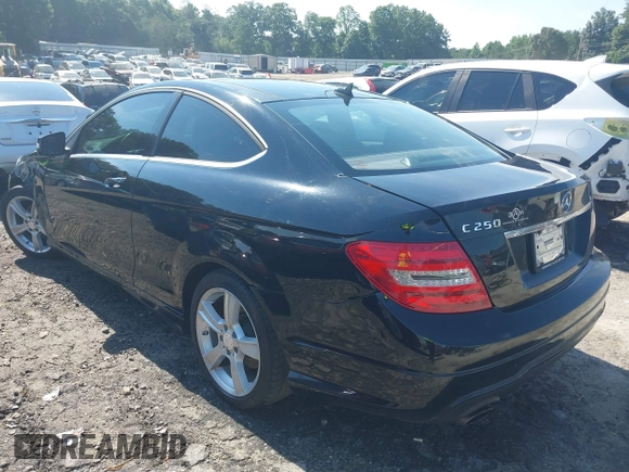 2013 Mercedes-Benz C 250 z VIN WDDGJ4HB7DG012481, wystawiony jako IAAI lot #39663837 z przebiegiem 145 884 mil mil oraz . Historia ofert i sprzedaży dostępna na DreamBid. Obrazek 3.