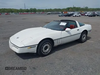 1985 Chevrolet Corvette z VIN 1G1YY0785F5139682, wystawiony jako IAAI lot #42097588 z przebiegiem 10 669 mil mil oraz . Historia ofert i sprzedaży dostępna na DreamBid. Obrazek 2.