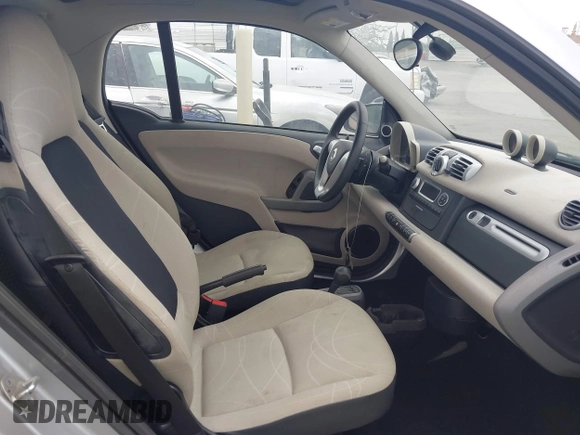 2015 Smart fortwo Passion with VIN WMEEJ9AA4FK831076, listed as a IAAI auction lot 42424797 with Not provided miles and . Bid and sale history available at DreamBid. Image 5.