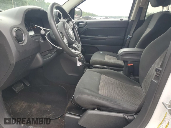 2016 Jeep Compass Sport z VIN 1C4NJCBA9GD600433, wystawiony jako Copart lot #61087545 z przebiegiem 132 956 mil mil oraz Szkoda całkowita • Salvage title. Historia ofert i sprzedaży dostępna na DreamBid. Obrazek 7.