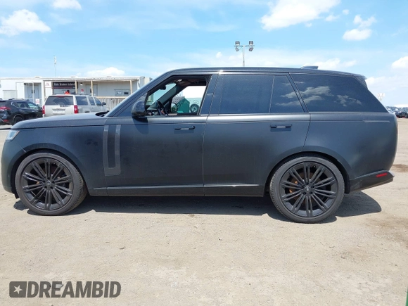 2024 Land Rover Range Rover SE z VIN SALKP9E96RA092327, wystawiony jako IAAI lot #42060310 z przebiegiem 41 594 mil mil oraz . Historia ofert i sprzedaży dostępna na DreamBid. Obrazek 14.