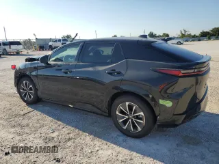2023 Lexus RZ 450e Premium z VIN JTJAAAAB2PA007458, wystawiony jako Copart lot #72479994 z przebiegiem 6041 mil mil oraz Szkody całkowita. Historia ofert i sprzedaży dostępna na DreamBid. Obrazek 2.
